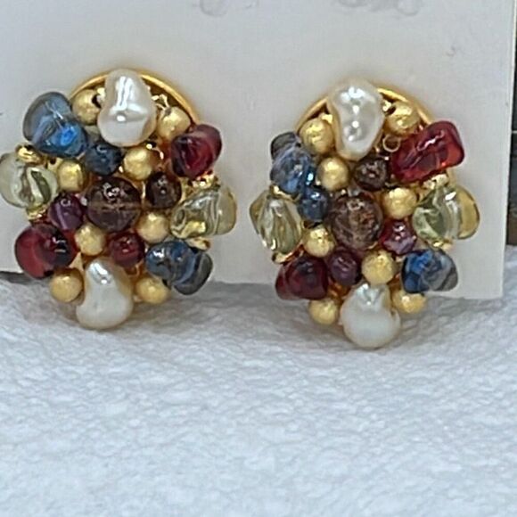 Vintage Liz Claiborne clip beaded faux pearl earrings - Picture 2 of 10